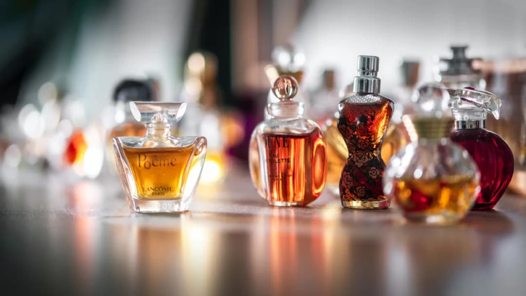 Jak psikać się perfumami, aby zapach utrzymywał się dłużej