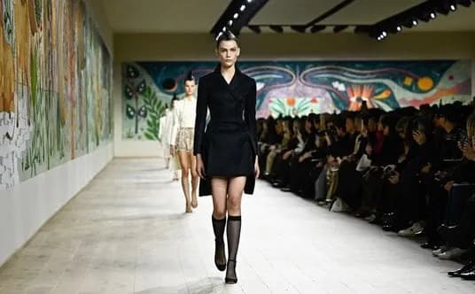 Jak chodzą modelki? Odkryj sekrety idealnego chodu na wybiegu