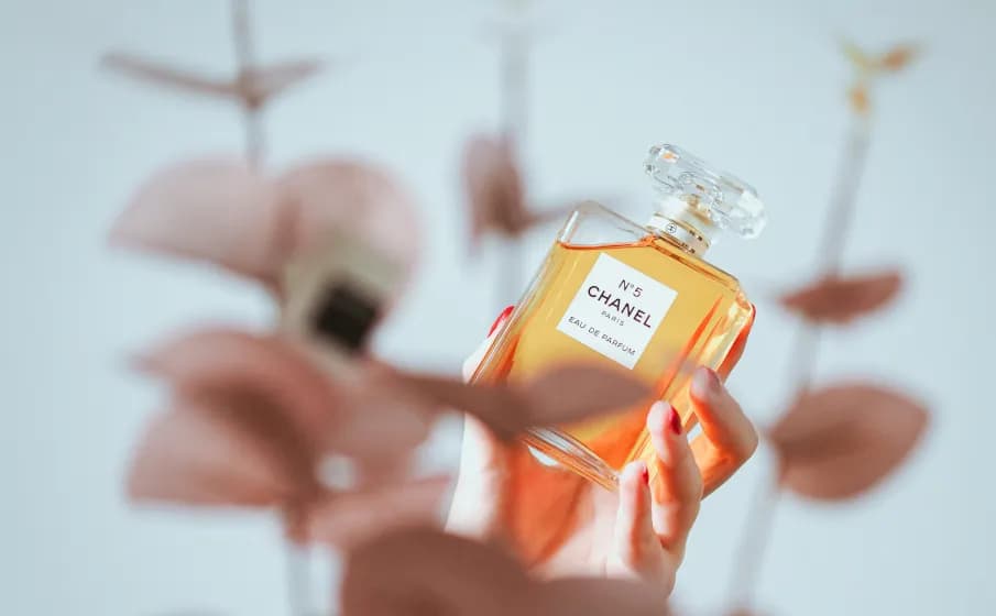 Jak używać perfum, aby ich zapach utrzymywał się dłużej i lepiej
