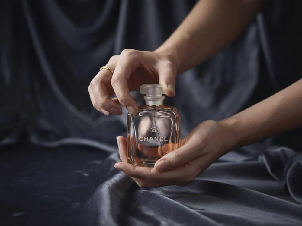 Jak otworzyć butelkę po perfumach bez jej uszkodzenia?